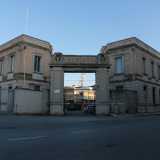 Sulla sinistra l�antico mercato ortofrutticolo all�ingrosso che si anima la notte quando avviene la compravendita della merce